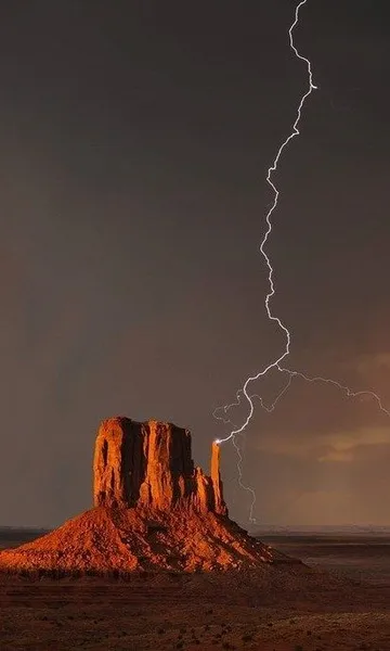 mudflood_lightning.jpg